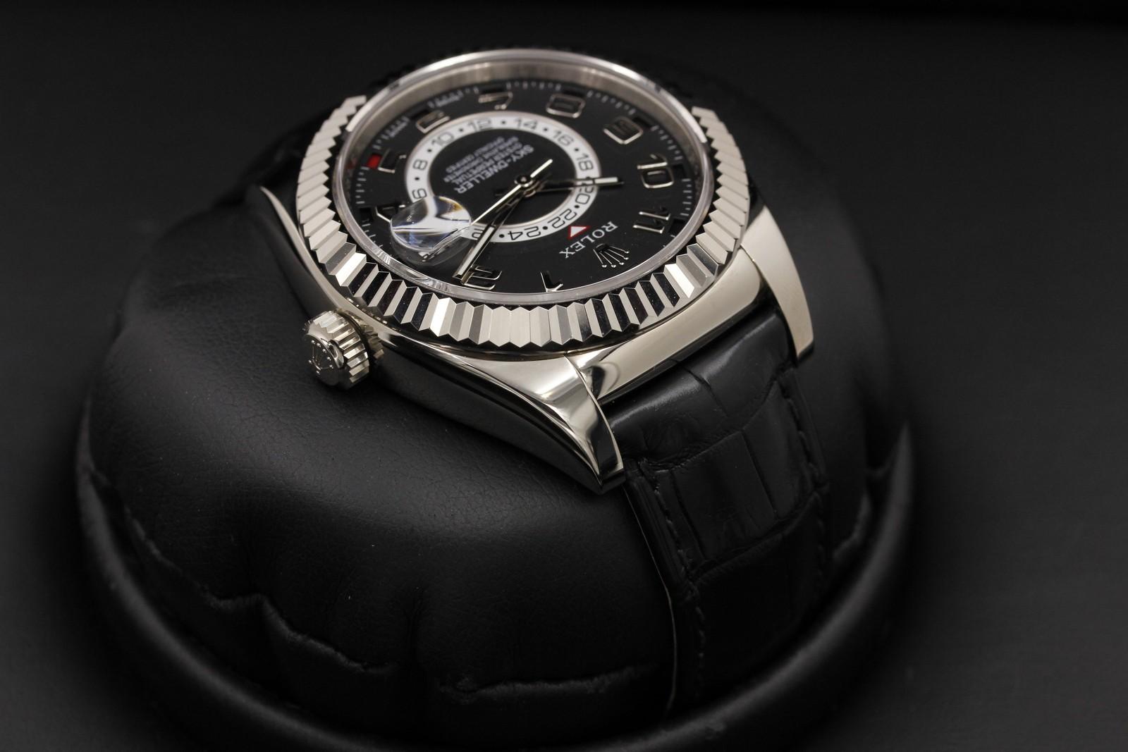 Watch Image 4