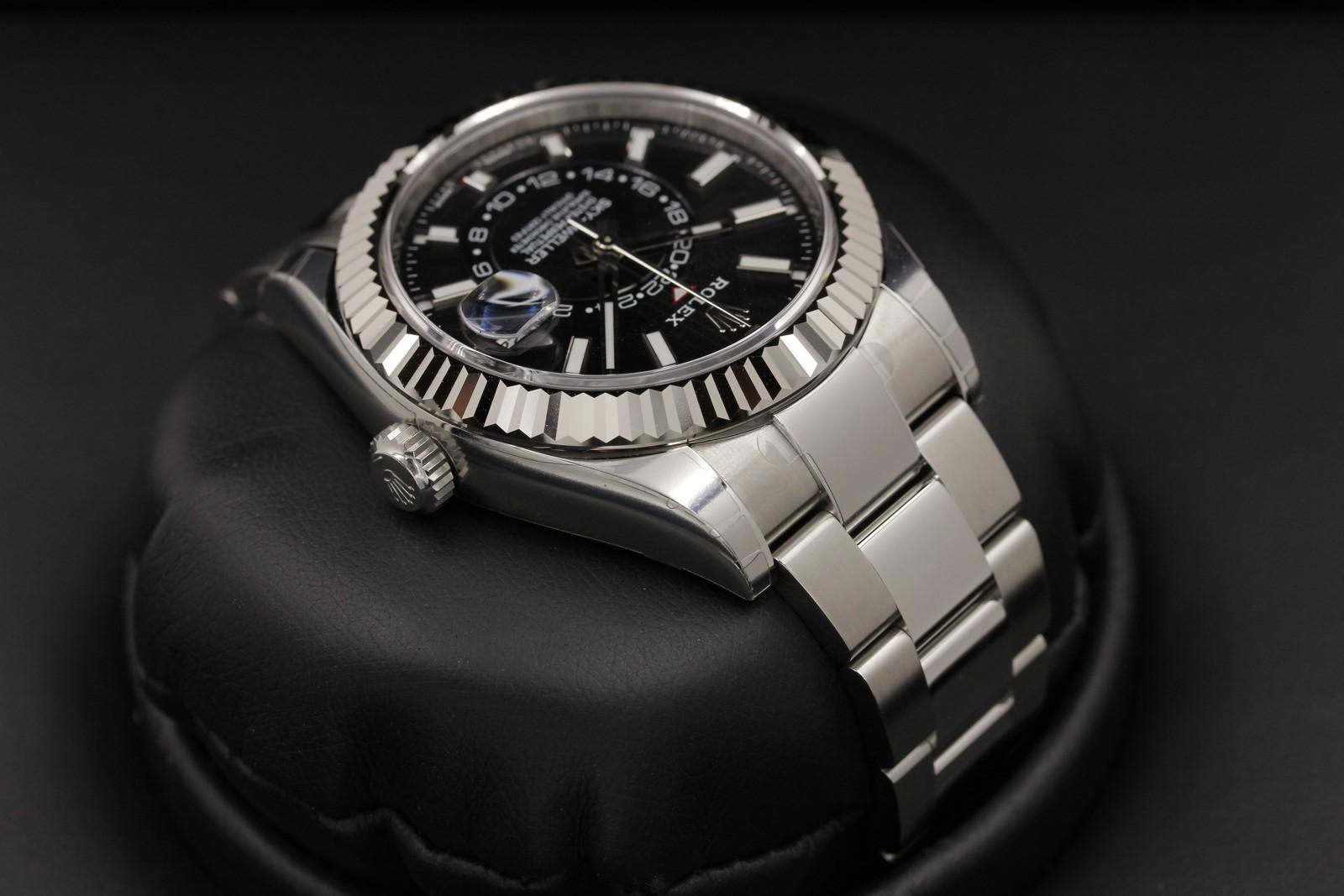 Watch Image 4