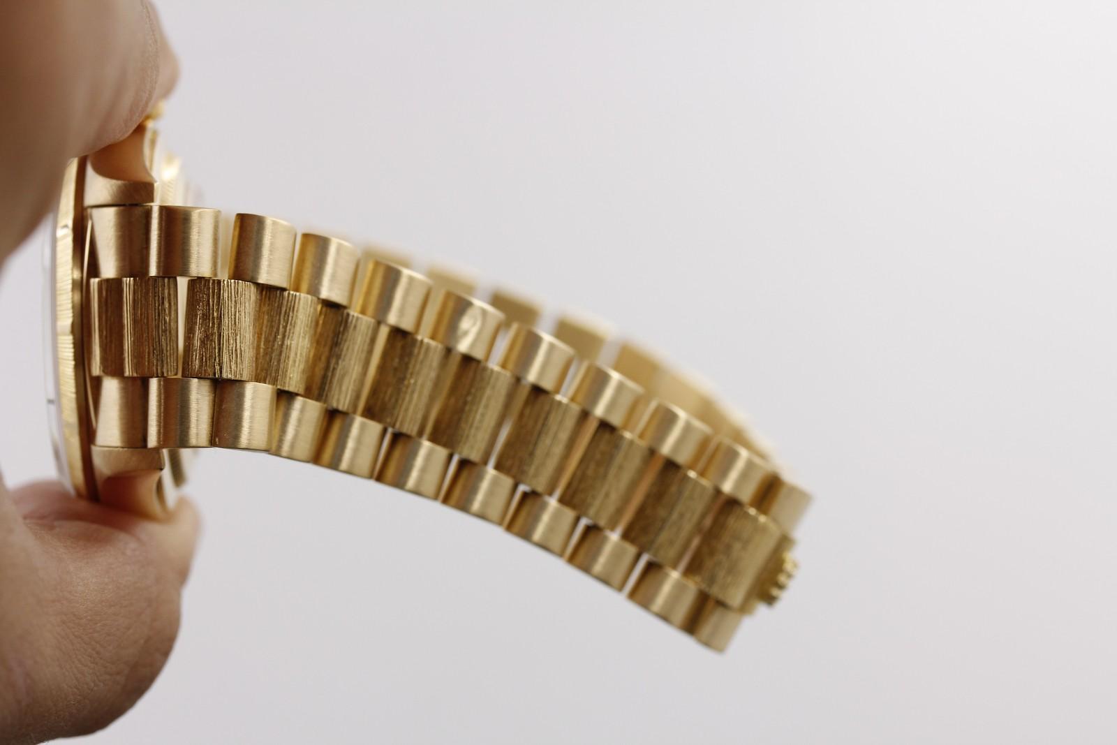 Watch Image 12