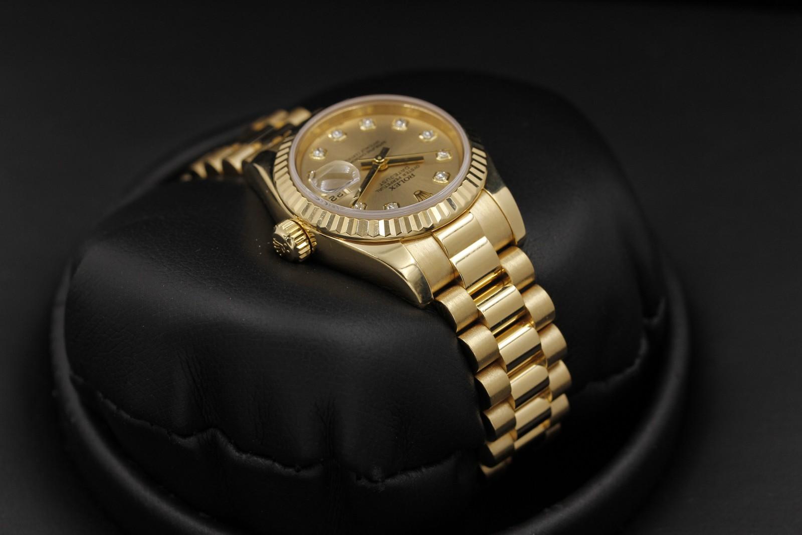 Watch Image 4