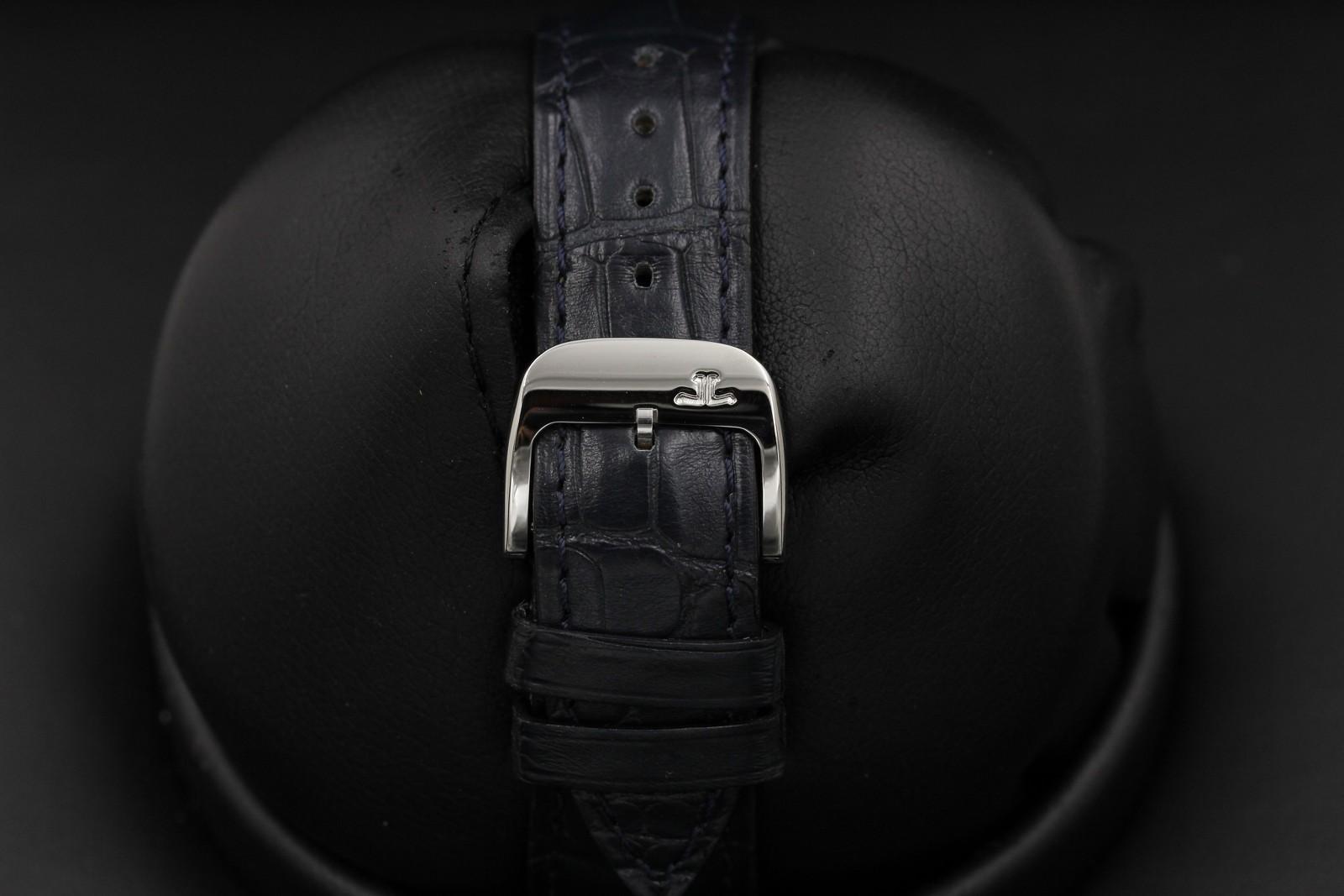 Watch Image 7