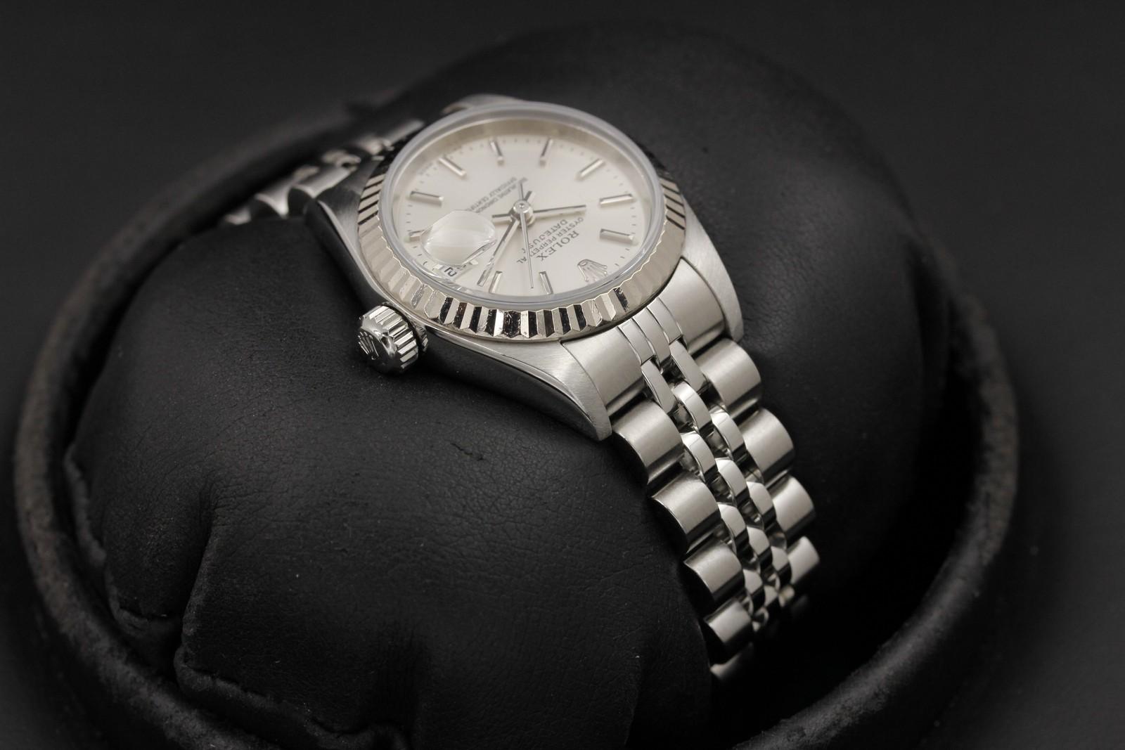 Watch Image 4
