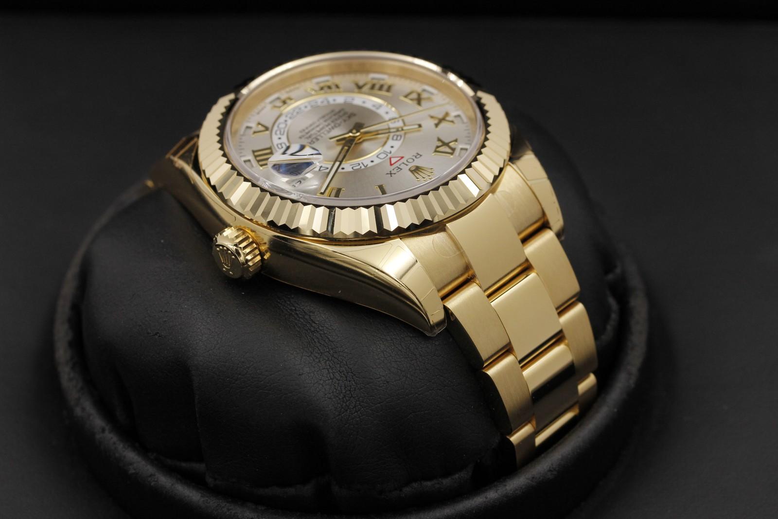 Watch Image 4