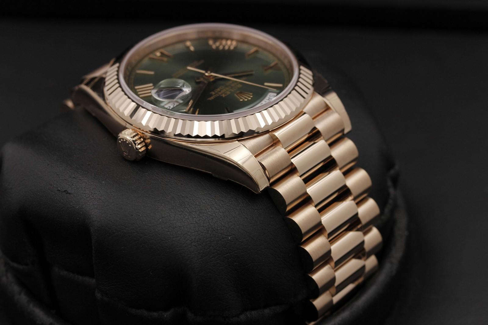 Watch Image 4