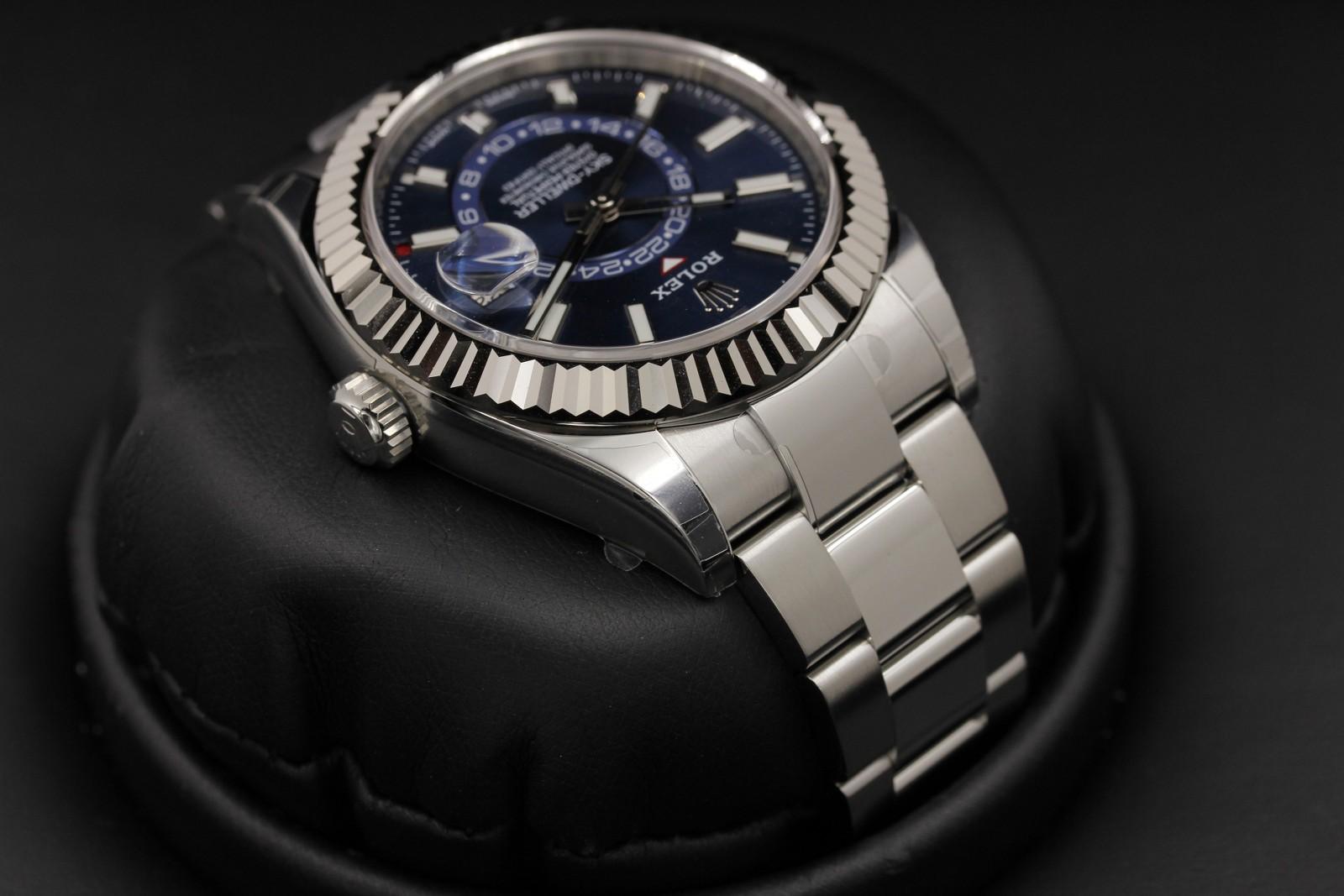 Watch Image 4