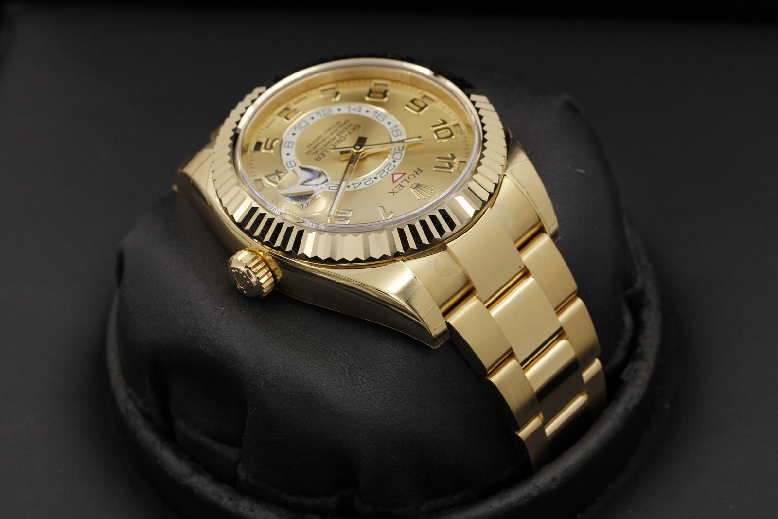 Watch Image 4