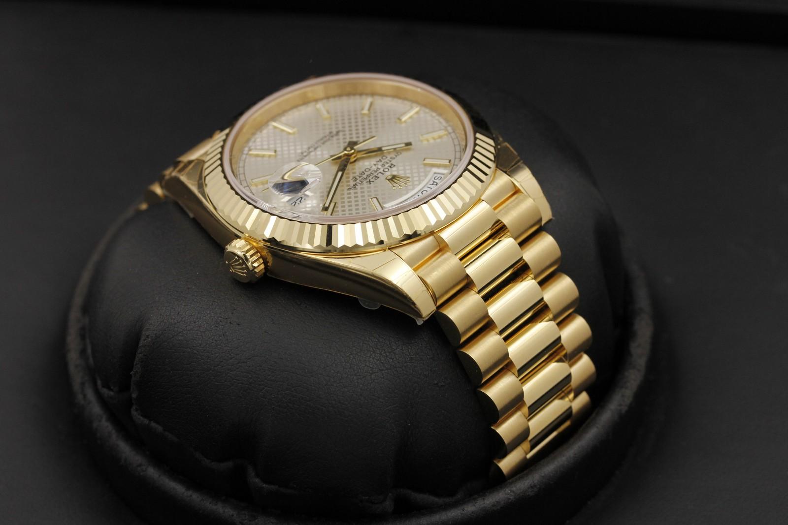 Watch Image 4