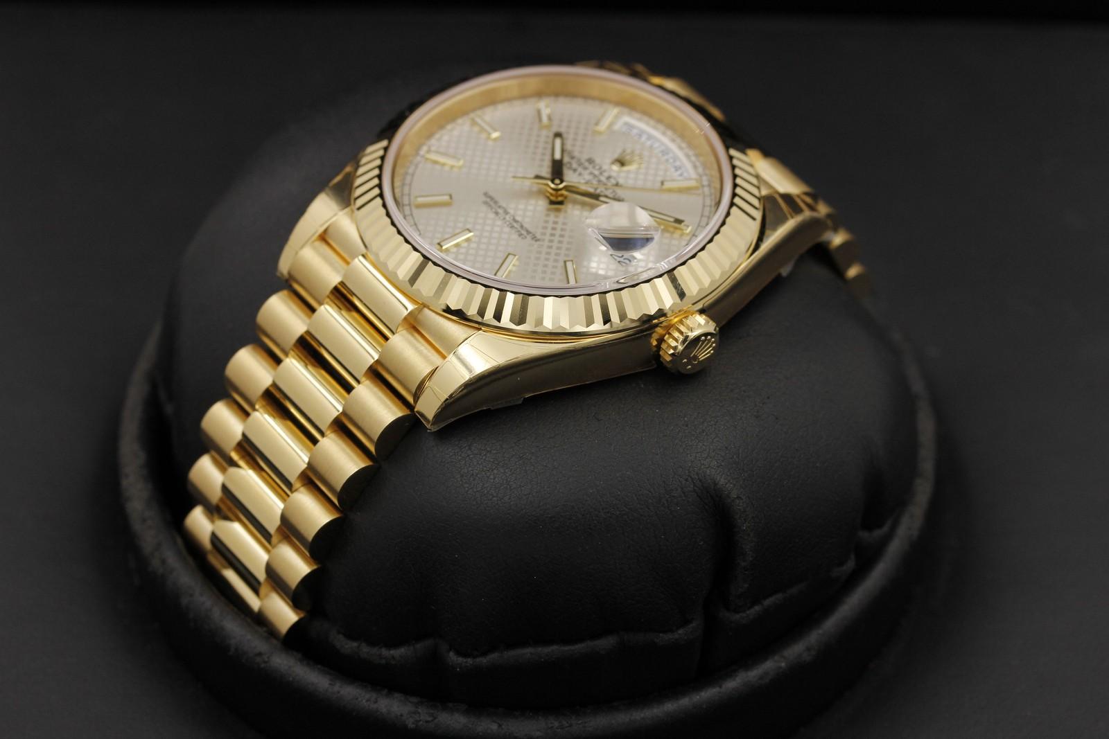 Watch Image 2