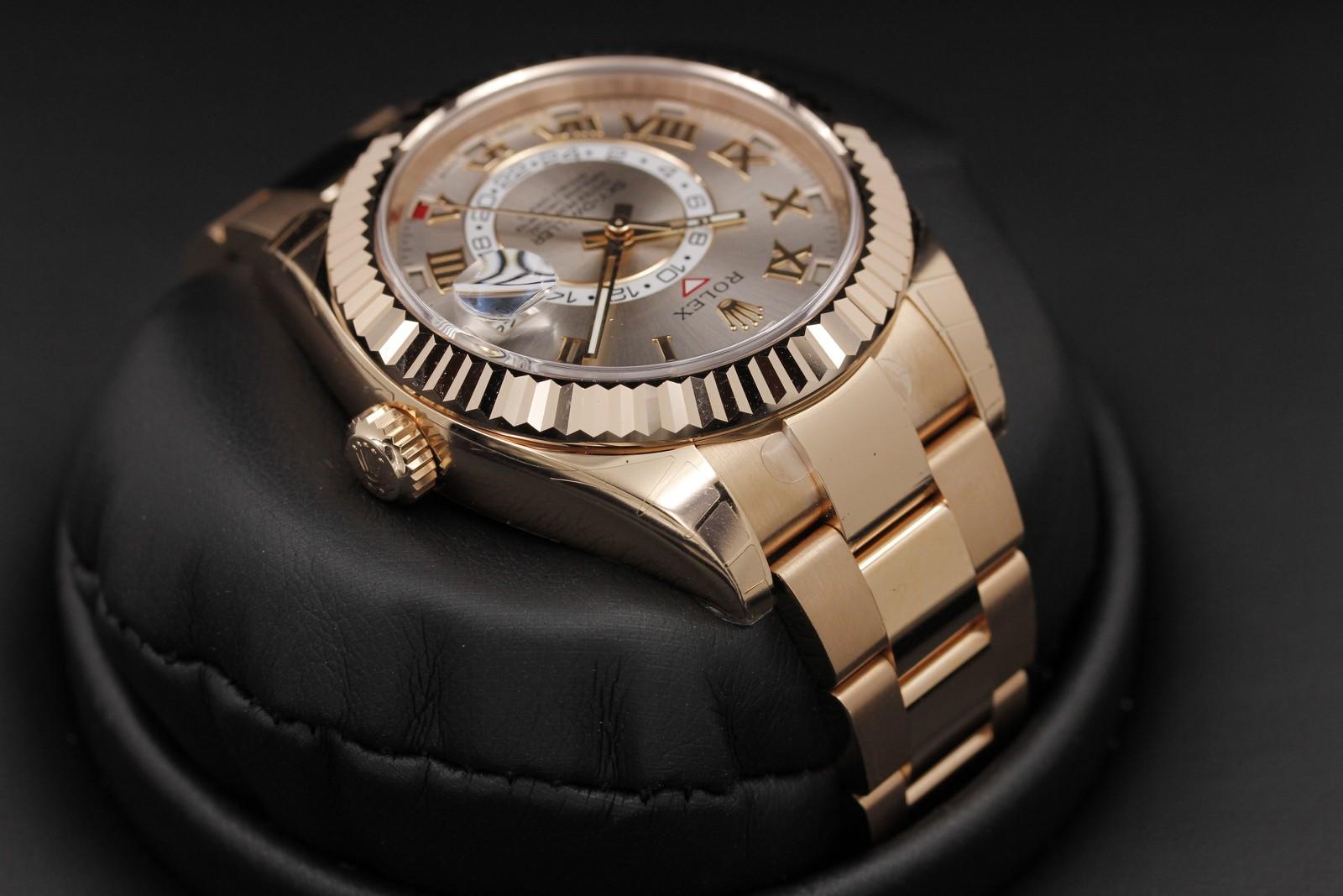 Watch Image 4