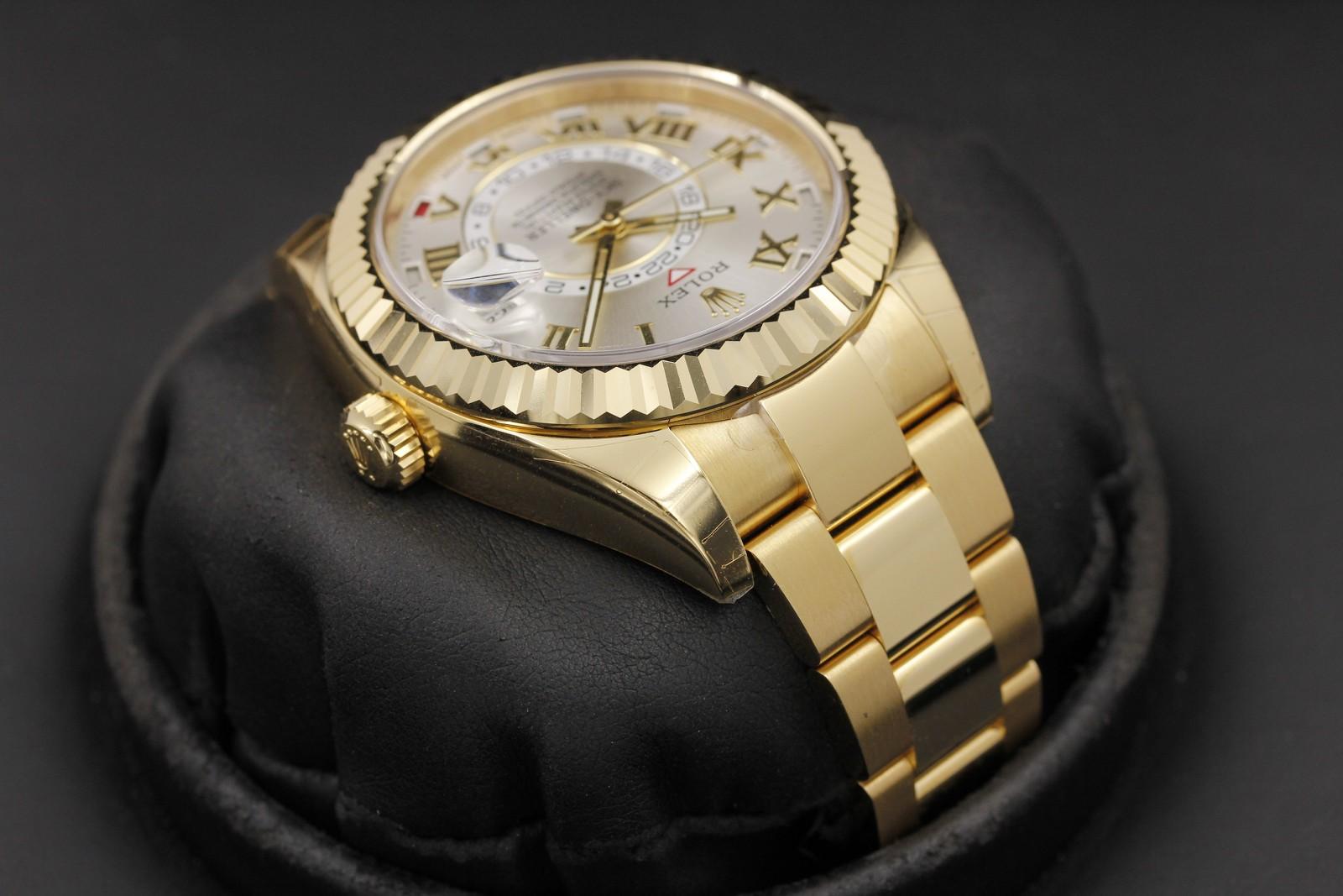 Watch Image 4