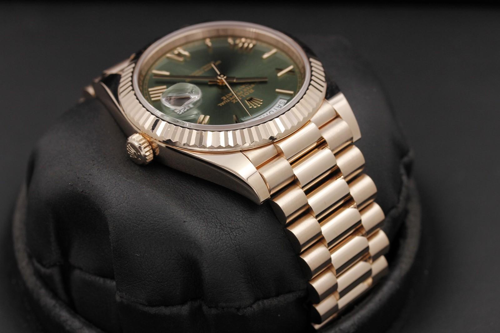 Watch Image 4