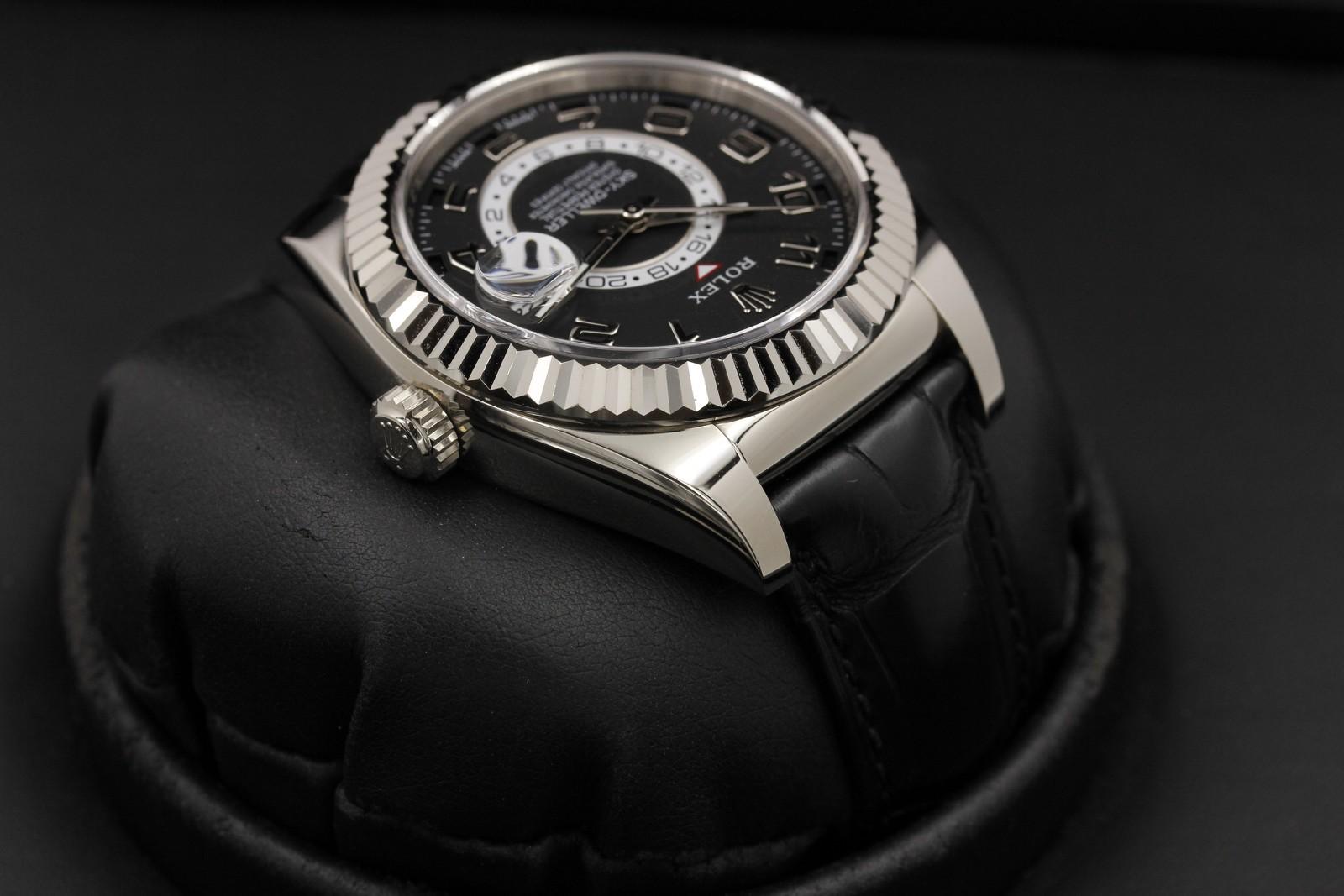 Watch Image 4