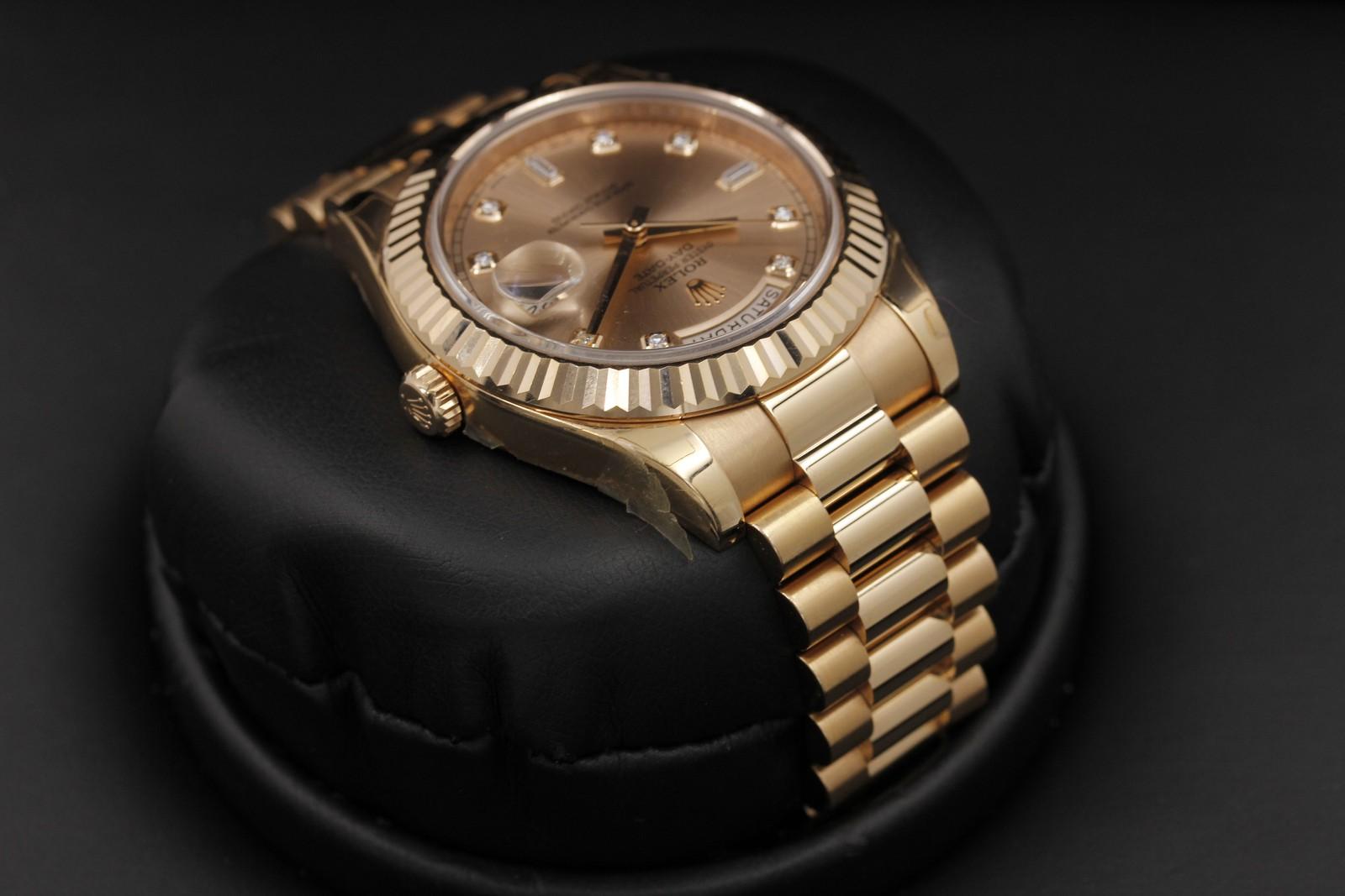 Watch Image 4