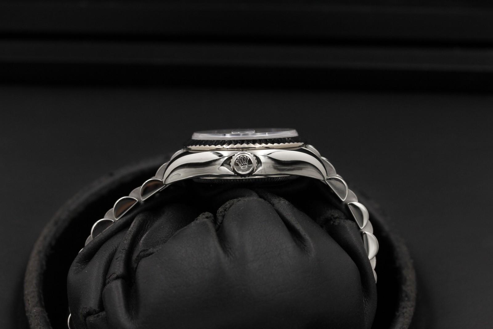 Watch Image 3